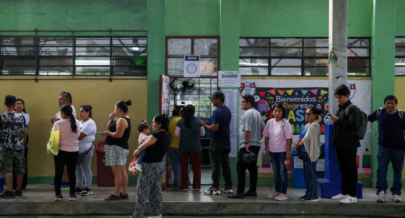 peru:-ultraconservador-e-esquerda-disputam-voto-a-voto-para-2o-turno