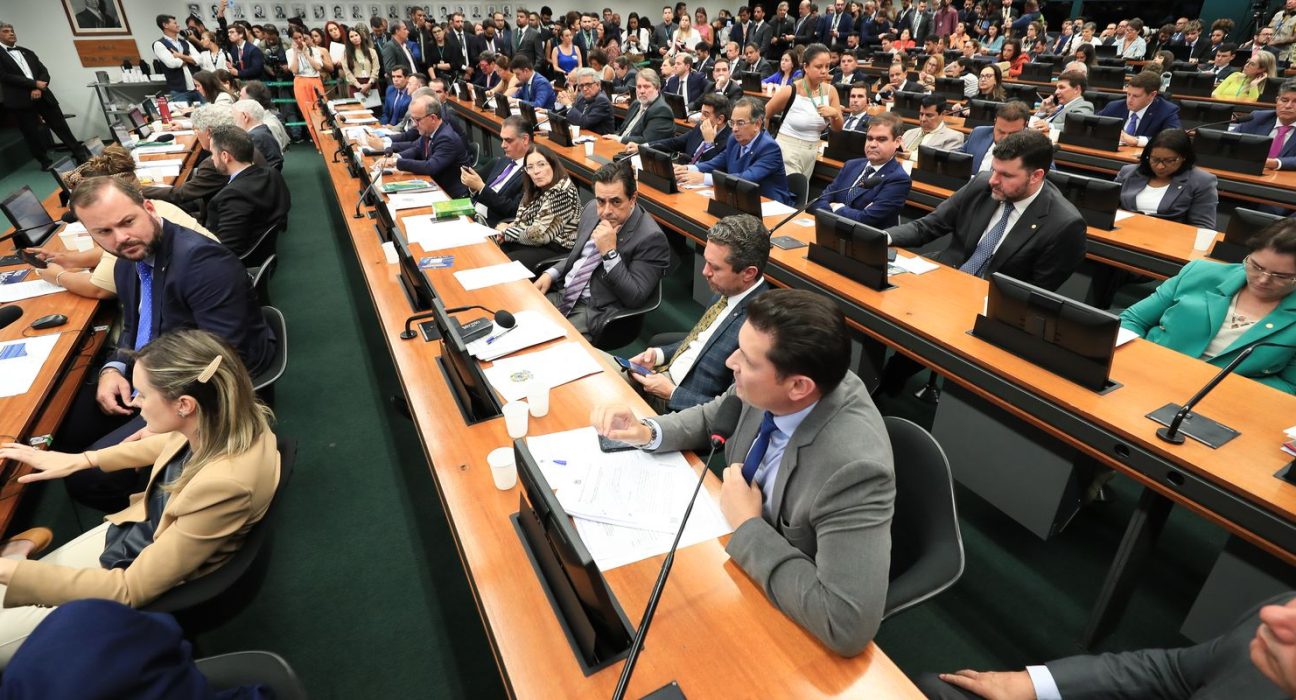 ccj-da-camara-retoma-analise-do-fim-da-escala-6×1-nesta-quarta