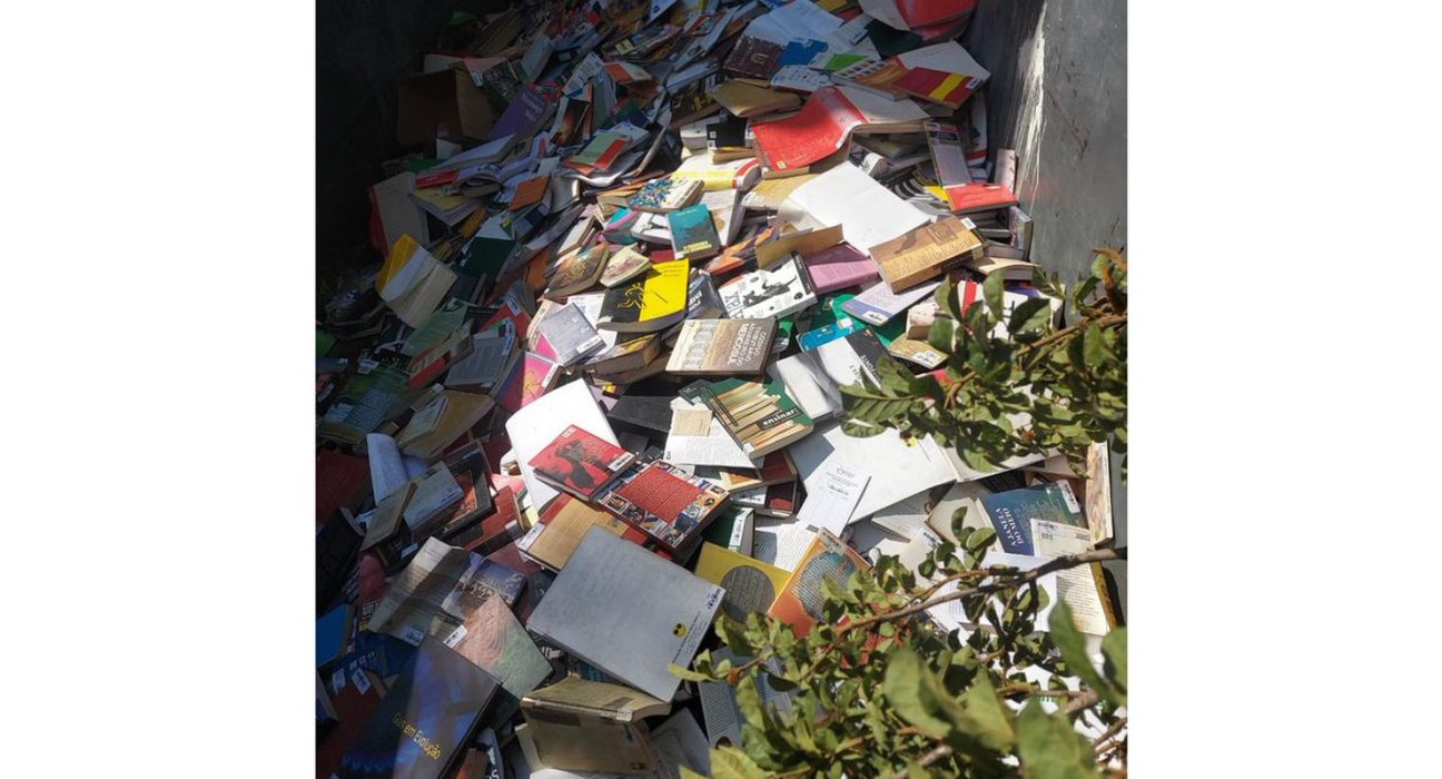 prefeitura-de-osasco-joga-no-lixo-livros-de-biblioteca-municipal