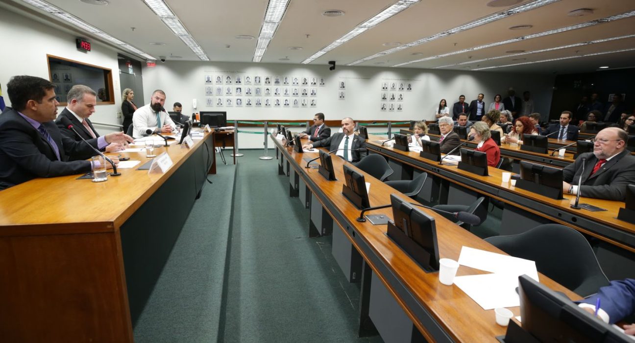 conselho-de-etica-adia-analise-contra-deputados-por-quebra-de-decoro
