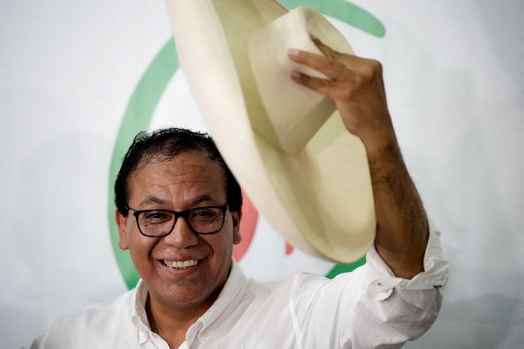 REUTERS/Angela Ponce - Proibido reprodução Peruvian presidential candidate Roberto Sanchez of the Together for Peru party attends a press conference as the electoral authority is expected to confirm the name of Keiko Fujimori’s rival ahead of the June 7 runoff, in Lima, Peru, April 16, 2026. REUTERS/Angela Ponce TPX IMAGES OF THE DAY