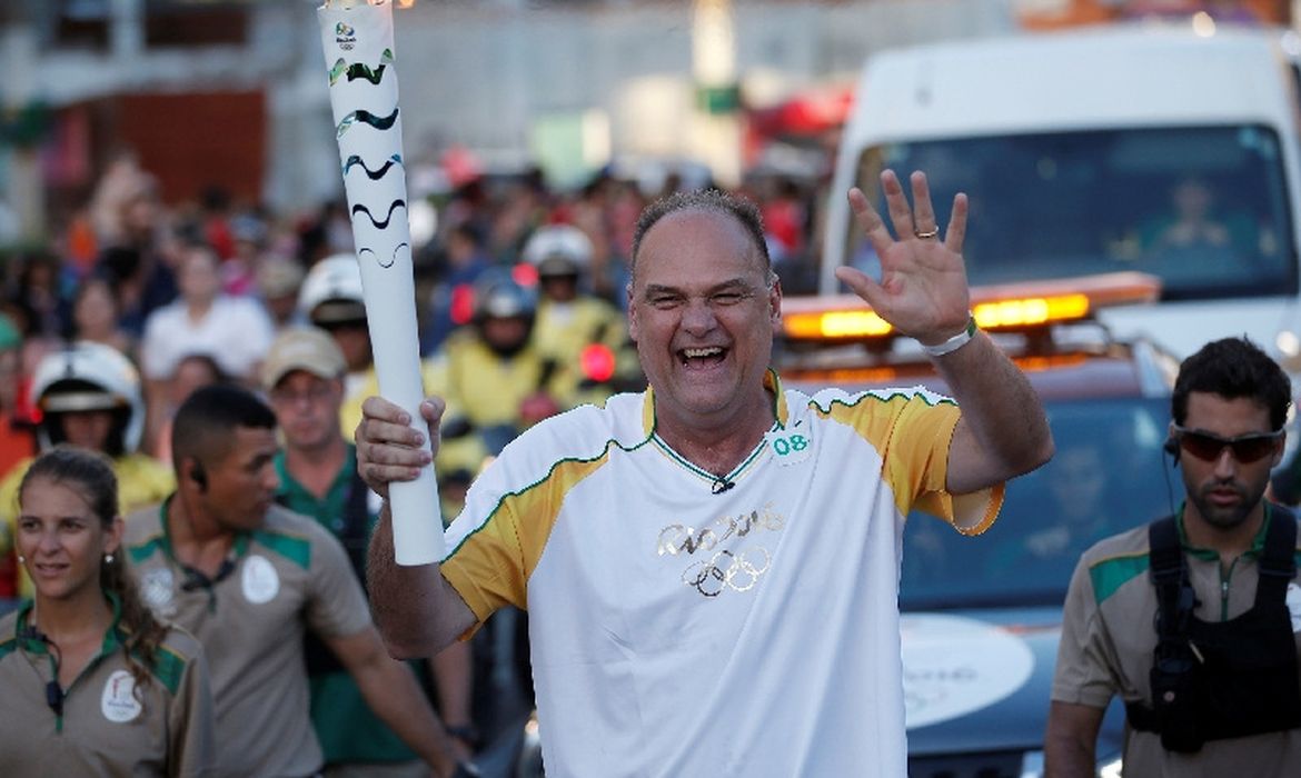 Oscar Schmidt participa do revezamento da tocha olímpico dos Jogos Rio 2016 em Natal  4 de junho de 2016  Marcos de Paula/Cortesia da Rio2016/Divulgação via Reuters