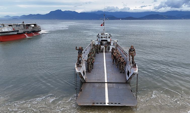 Marinha do Brasil/divulgação Rio de Janeiro (RJ), 23/04/2026 - FOTO DE ARQUIVO - O grupo naval francês Jeanne D`Arc realiza, no Rio de Janeiro, uma das principais missões de formação e projeção da Marinha Nacional Francesa. Mais de 1,3 mil militares franceses e brasileiros participam da ação que busca desenvolver técnicas de trabalho em comum entre Marinha e Exército franceses e a Marinha do Brasil. Foto: Marinha do Brasil/Divulgação