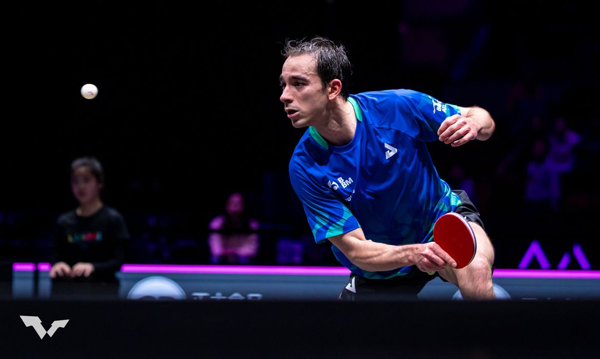 WTT/Divulgação Número 4 do mundo, brasileiro abre 3 sets a 1, mas desperdiça três match points, leva virada e volta a ser derrotado pelo francês Félix Lebrun, sendo eliminado nas quartas de final do WTT Champions de Chongqing. Torneio é voltado aos 32 mesatenistas mais bem colocados do ranking. Hugo Calderano perde de algoz olímpico e cai em torneio na China Brasileiro abre 3 sets a 1, mas leva virada do francês Félix Lebrun. Foto: WTT/Divulgação
