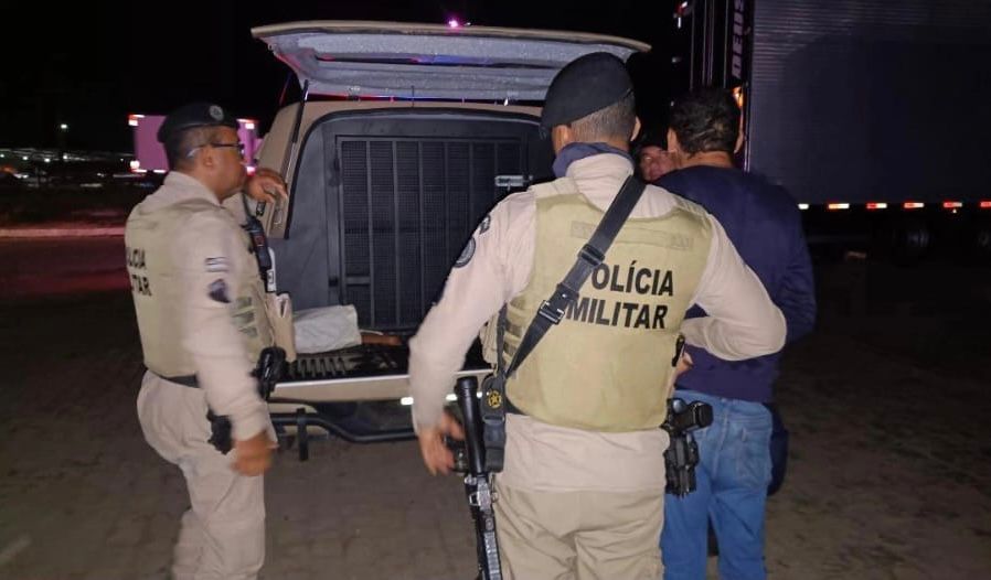 Foragido de Goiás, integrante de facção paulista tenta se esconder na Bahia mas é interceptado em ônibus interestadual
