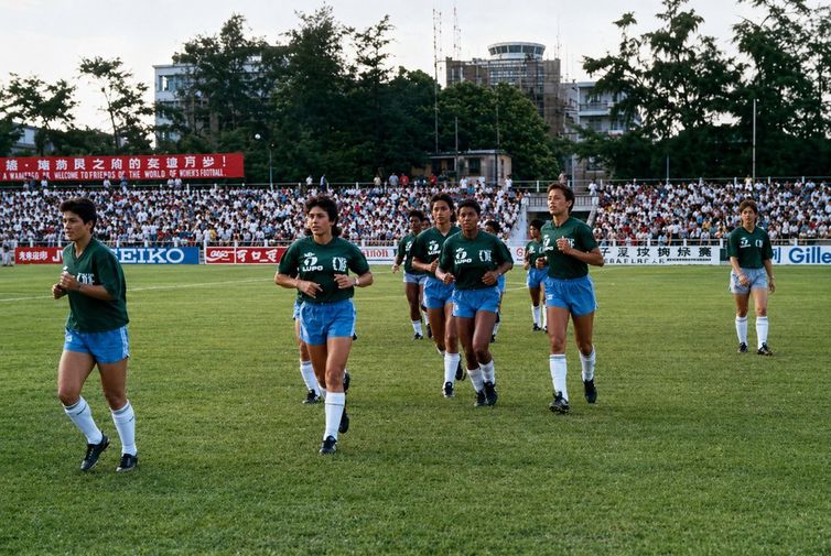 Acervo Museu do Futebol/Divulgação China. FOTO DE ARQUIVO - Jogadoras da primeira seleção brasileira no aquecimento em 1988. Foto: Acervo Museu do Futebol/Divulgação