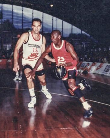 Brasília (DF), 17/04/2026 - Na foto Oscar Schmidt e outra lenda do basquete, Michael Jordan (d) Jogador de basquete Oscar Schmidt morre aos 68 anos em São Paulo.  Foto: Oscar Schmidt/Instagram