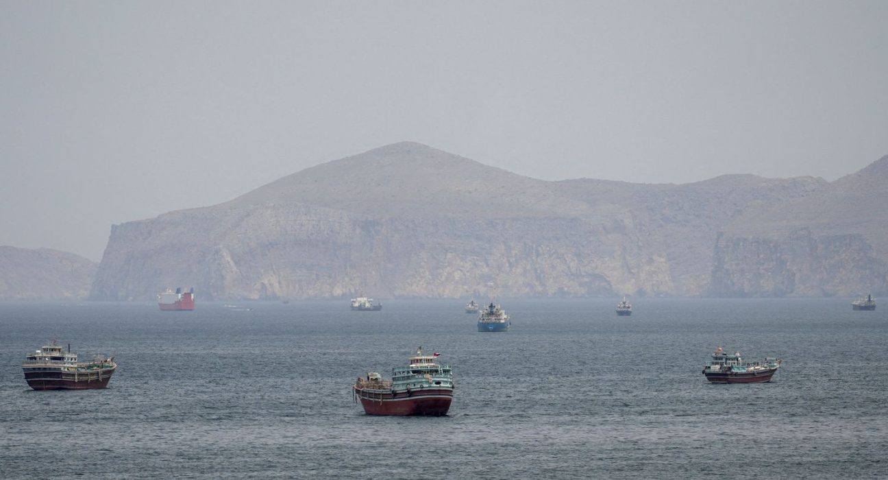 misseis-atingem-navio-de-guerra-dos-eua-que-tentava-entrar-em-ormuz