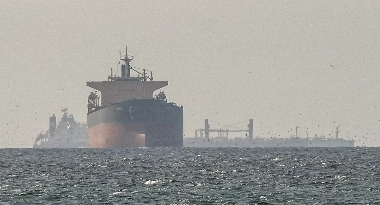 ira-nega-passagem-de-navios-dos-eua-por-ormuz-e-petroleo-dispara