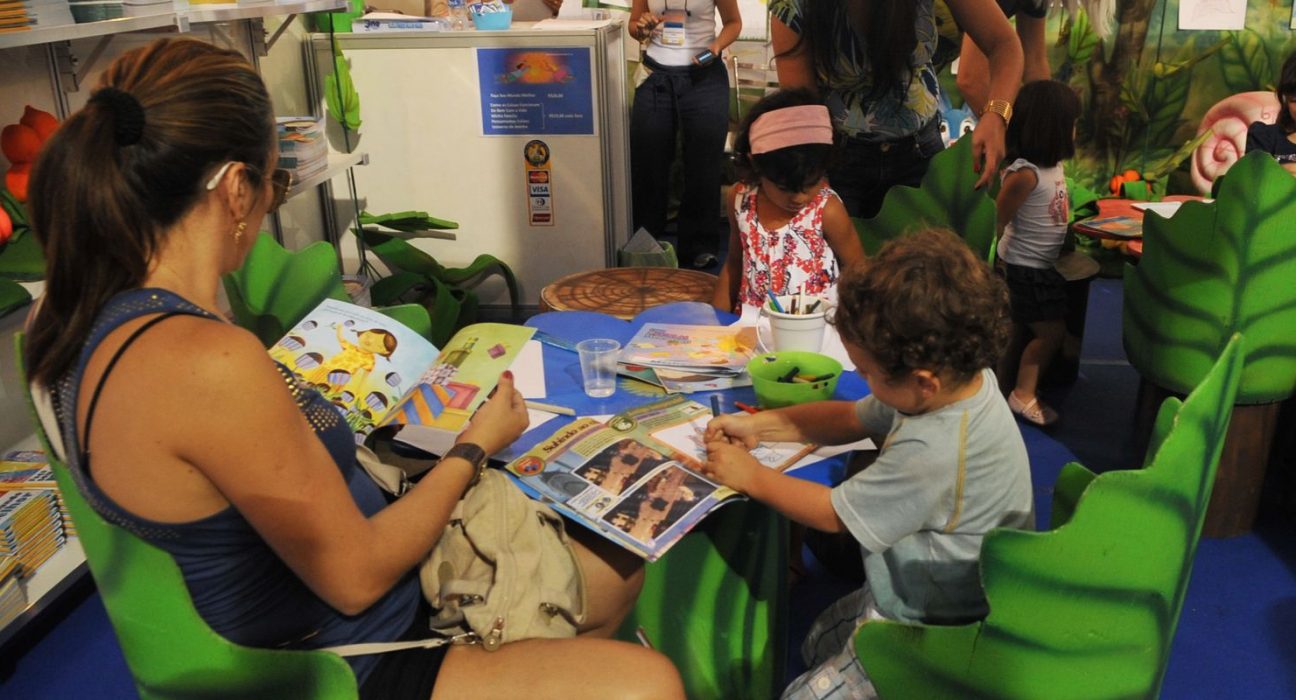 estudo-revela-que-53%-das-familias-raramente-leem-para-crianca