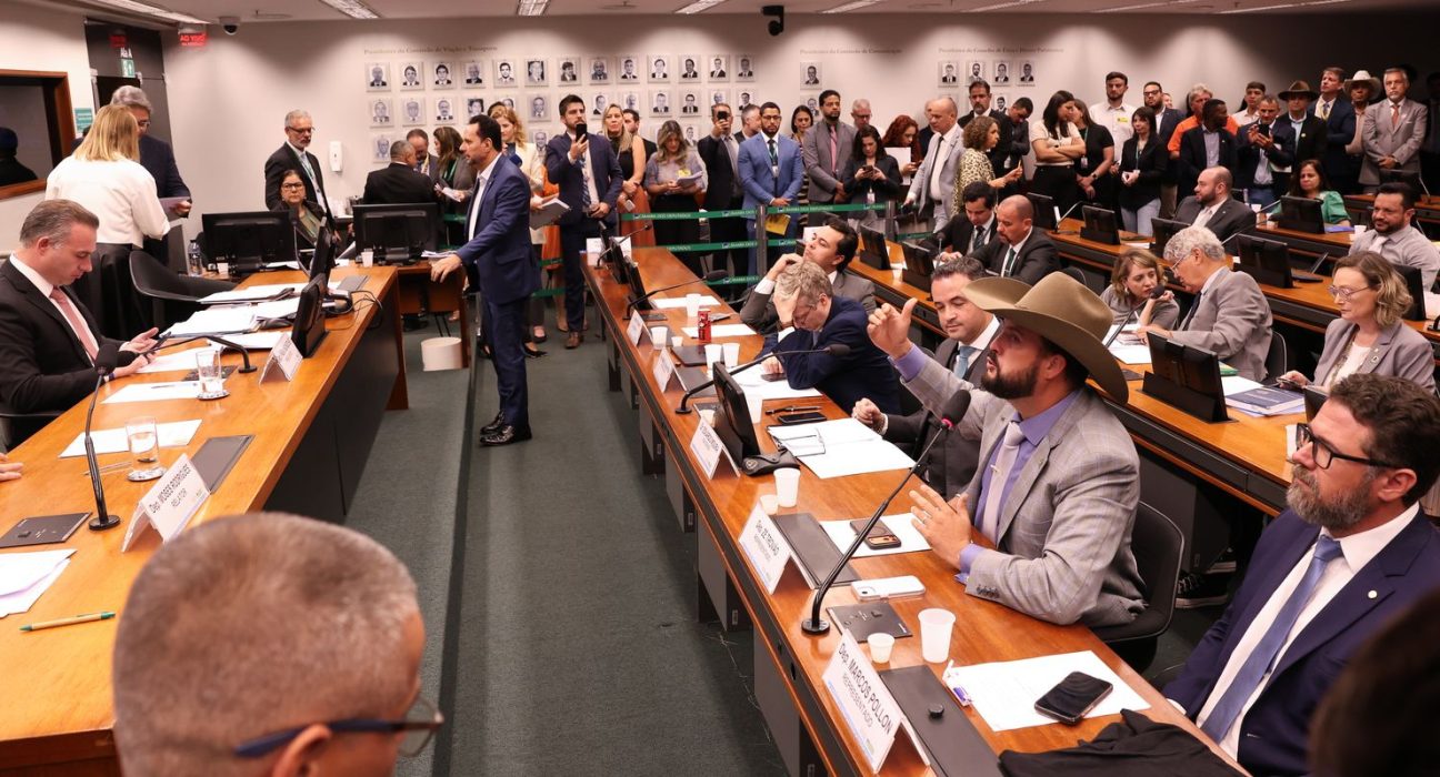 conselho-de-etica-suspende-tres-deputados-por-motim-na-camara