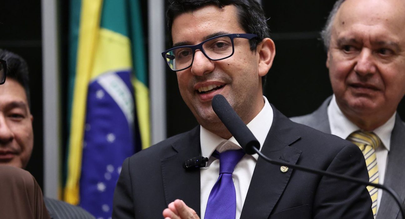 pf-mira-deputado-do-rj-e-fraudes-em-contratos-de-r$-200-milhoes 