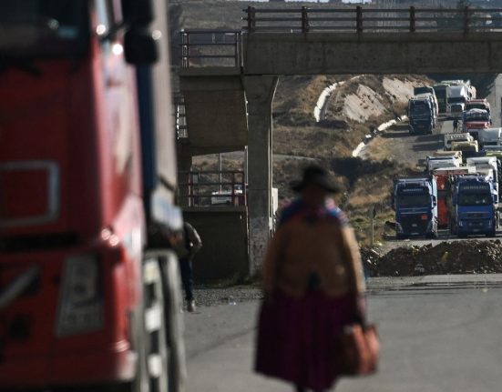 bloqueios-e-pressao-popular-exigem-renuncia-do-presidente-da-bolivia