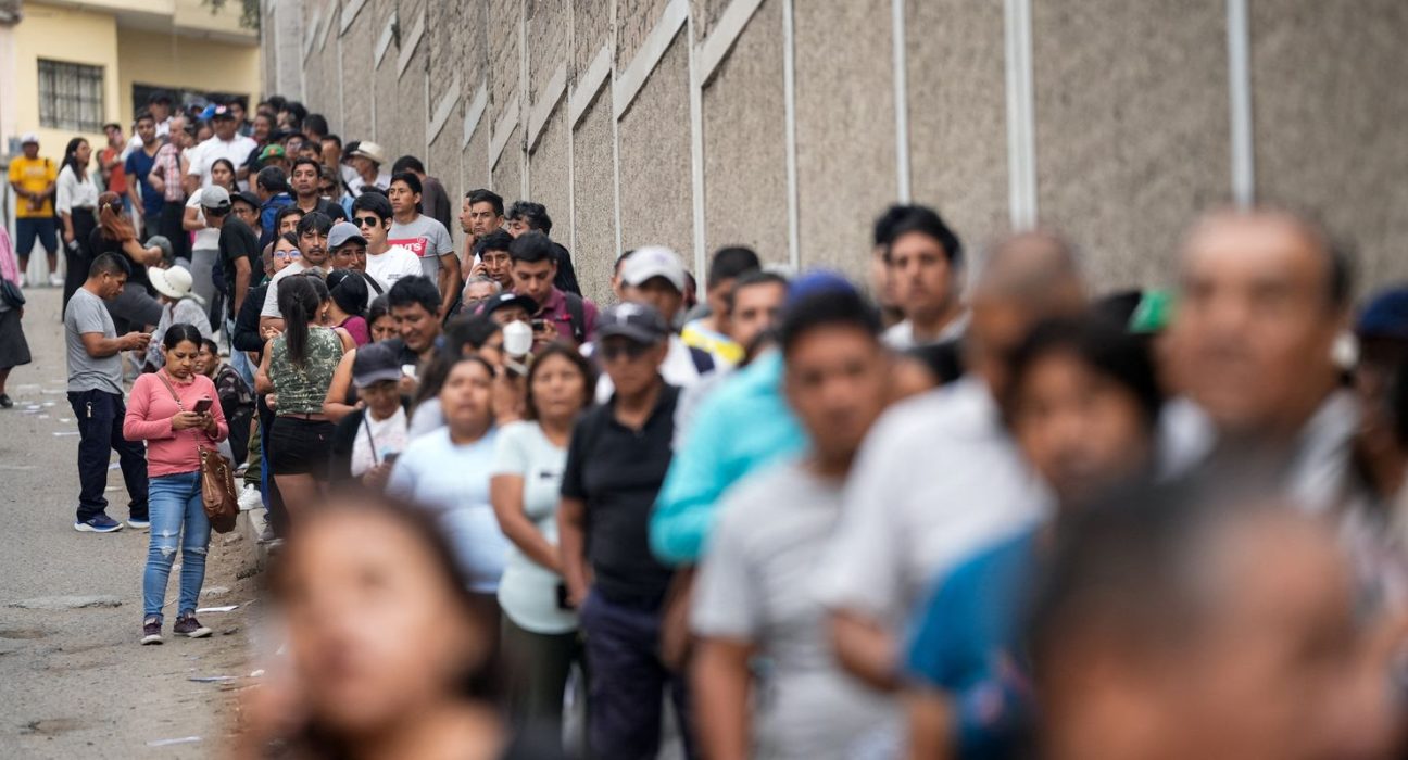 peru:-esquerda-enfrenta-fujimori-em-2o-turno-apos-apuracao-tumultuada
