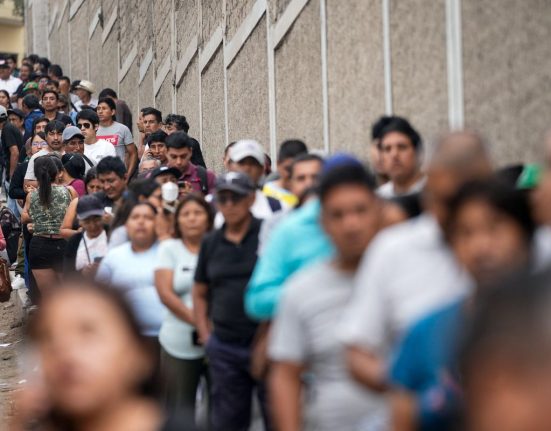peru:-esquerda-enfrenta-fujimori-em-2o-turno-apos-apuracao-tumultuada