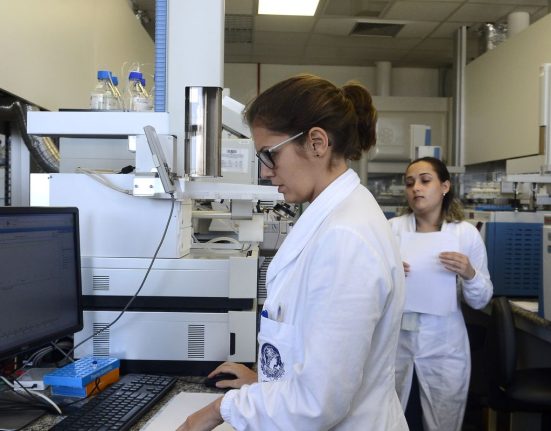 iniciativas-tentam-facilitar-acesso-e-permanencia-de-maes-na-ciencia