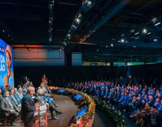 lula-diz-que-ouvira-demandas-de-empresarios-sobre-fim-da-escala-6×1