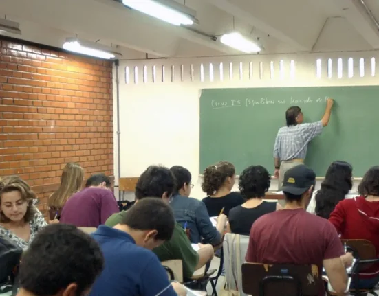 metade-dos-professores-formados-em-ead-tem-desempenho-insuficiente