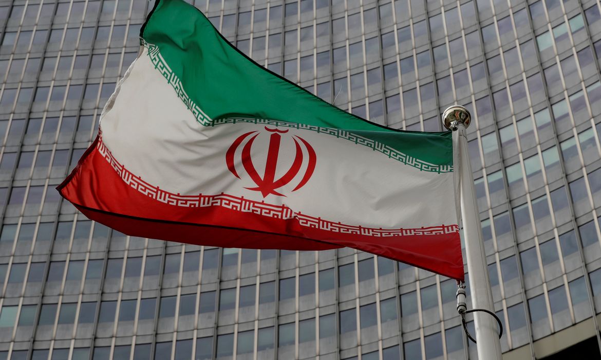 Reuters/Leonhard Foeger/Proibida reprodução FILE PHOTO: An Iranian flag flutters in front of the International Atomic Energy Agency (IAEA) headquarters in Vienna, Austria September 9, 2019. REUTERS/Leonhard Foeger/File Photo