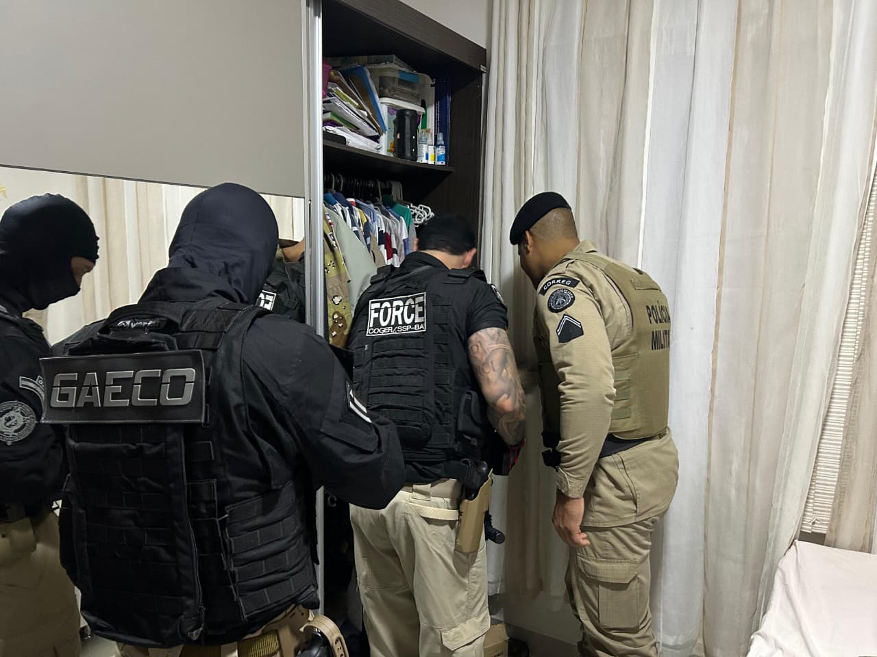 Operação Disclosure prende quatro policiais e apreende armas no Extremo Sul da Bahia