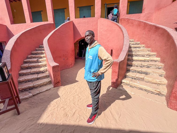 Brasília (DF), 01/05/2026 - Guia de turismo Mamadou Bailo Diallo, no museu Casa dos Escravos, na Ilha de Gorée.   Foto: Bruno de Freitas Moura/Agência Brasil