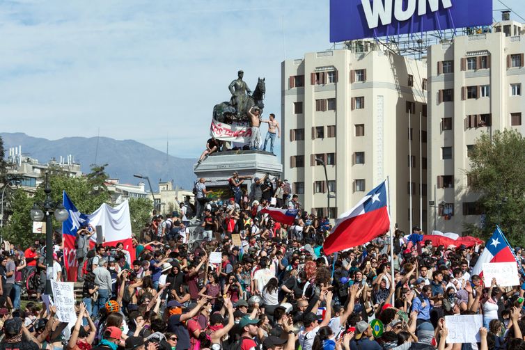 Carlos Figueroa/ Wikipédia Protestos no Chile de 2019, Plaza Baquedano, Santiago, Chile. Foto: Carlos Figueroa/ Wikipédia