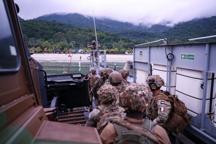 Tomaz Silva/Agência Brasil Rio de Janeiro (RJ), 30/04/2026 - Foto feita em 28/04/2026 – Marinheiros da Marinha do Brasil e da França fazem exercícios durante a missão Jeanne d'Arc 2026 na Restinga de Marambaia, em Mangaratiba (RJ). Foto: Tomaz Silva/Agência Brasil