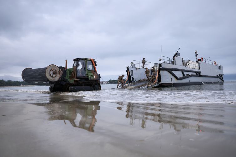 Tomaz Silva/Agência Brasil Rio de Janeiro (RJ), 30/04/2026 - Foto feita em 28/04/2026 – Marinheiros da Marinha do Brasil e da França fazem exercícios durante a missão Jeanne d'Arc 2026 na Restinga de Marambaia, em Mangaratiba (RJ). Foto: Tomaz Silva/Agência Brasil