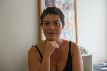 Tomaz Silva/Agência Brasil Rio de Janeiro, 30/04/2026 – A pesquisadora e doutoranda em planejamento urbano, Lizie Calmon posa para foto em sua casa, na Lapa, região central do Rio de Janeiro. Foto: Tomaz Silva/Agência Brasil